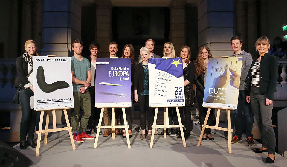 Die Gewinnerteams mit ihren Plakaten,                                                                                 Foto: Georg Lopata